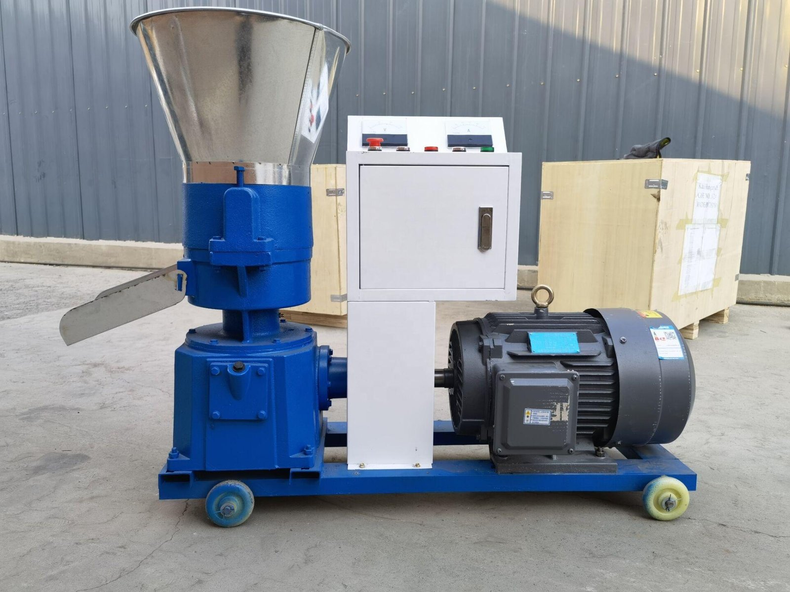 MAIKONG manual pellet machine MK-006 producing animal feed pellets in Philippine farm setting