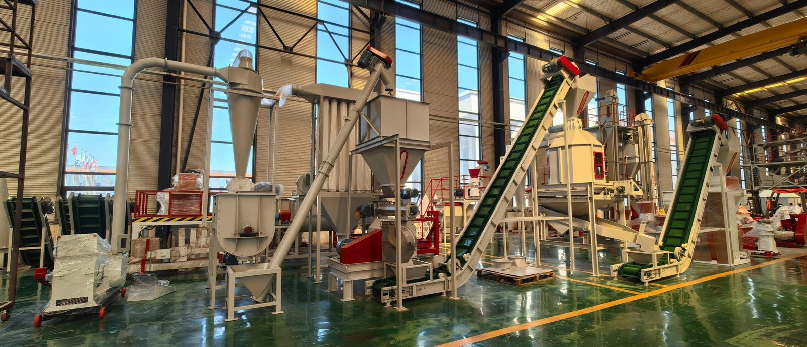 Comparison of manual and electric fish feed pellet machines showing size difference